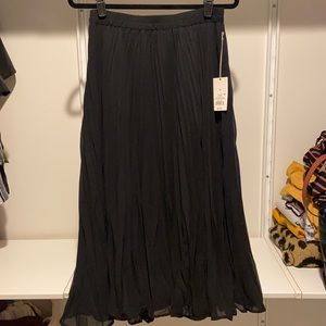 A New Day size M black pleated skirt NWT